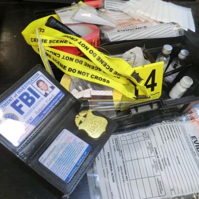 Kit PTS céleste, mallette ouverte avec étui FBI, ruban de scène de crime et flacons