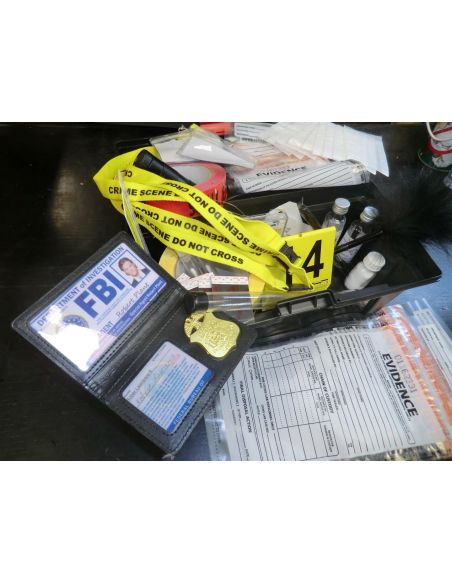 Kit PTS céleste, mallette ouverte avec étui FBI, ruban de scène de crime et flacons
