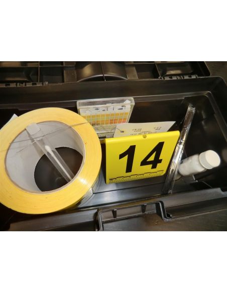 Kit PTS baby : tiroir ouvert avec rouleau de ruban jaune, pince, boîte de sachets et flacon, plaquette 14