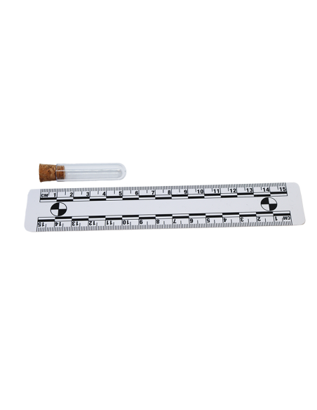 Mini tube en plastique disposé à côté d'une réglette.