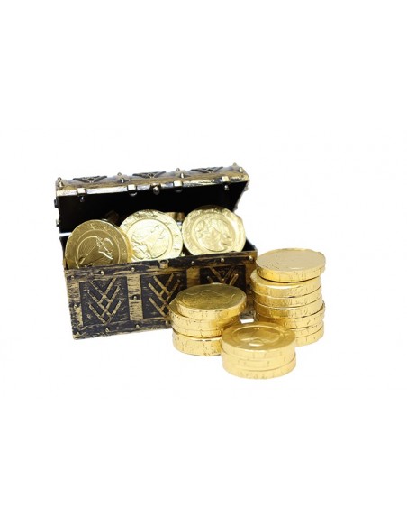 Coffret pirate remplie de pièces d'or en chocolat, disposé derrière des pièces empilées.