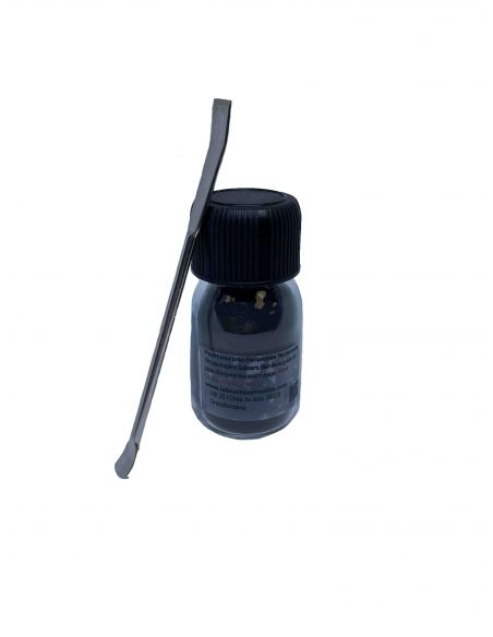Poudre prélèvement d'empreintes noire (30 ml) : flacon avec étiquette et spatule pinceau à côté