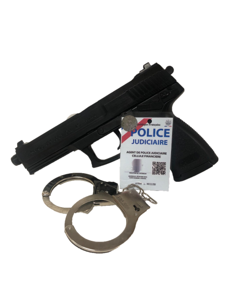 Pistolet en fond avec en avant plan une carte de police du FBI et un hologramme collé dessus en dessous une paire de menottes.