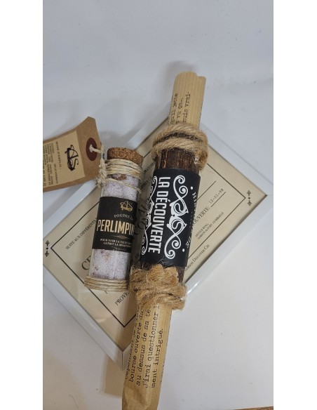 - 1 Certificat d'authenticité

- 1 Fiole de poudre de perlimpinpin

- 1 Parchemin