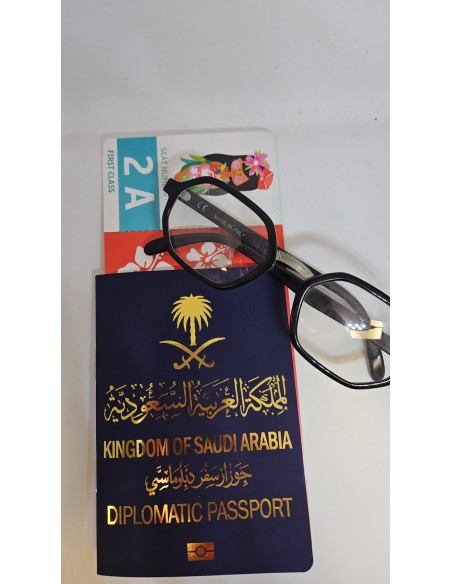 Passeport diplomatique d'Arabie Saoudite avec billet d'avion et lunettes