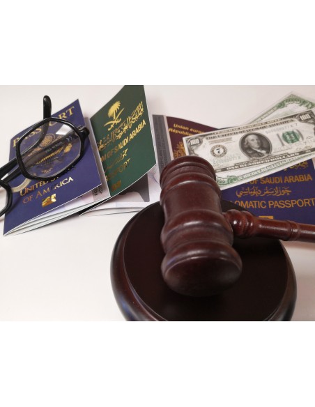 Passeport diplomatique d'Arabie Saoudite parmi plusieurs faux passeports d'espion
