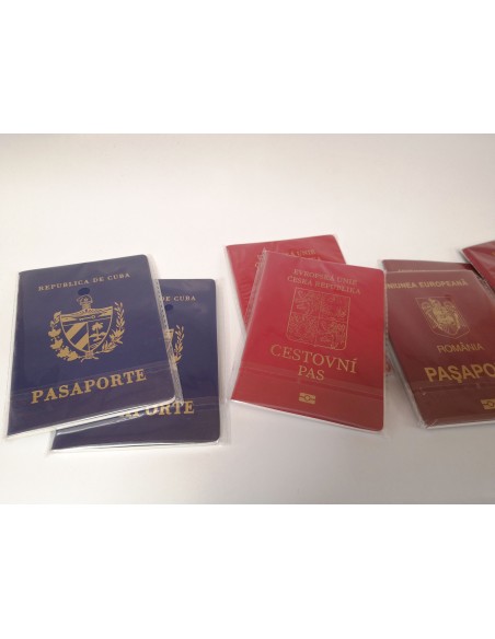 faux passeport Roumanie au milieu d'autres faux passeports