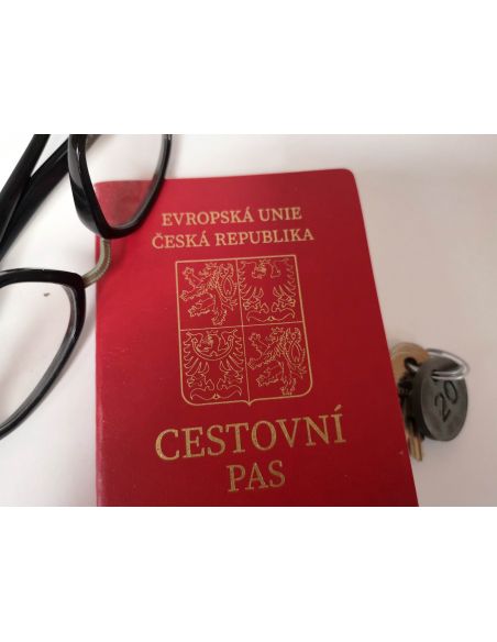 Faux passeport République Tchèque (Česká republika) : passeport rouge avec lunettes et porte-clés