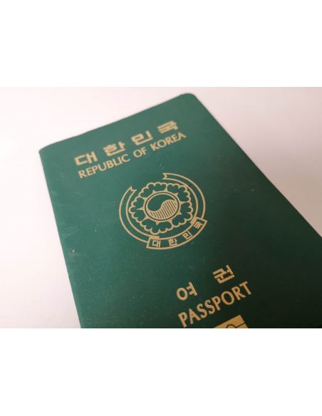 Faux passeport de Corée : gros plan sur la couverture verte du passeport