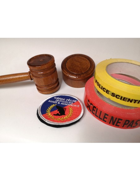 Marteau de juge ou d'enchères français avec son socle : mise en scène avec scotch de prélèvement et badge