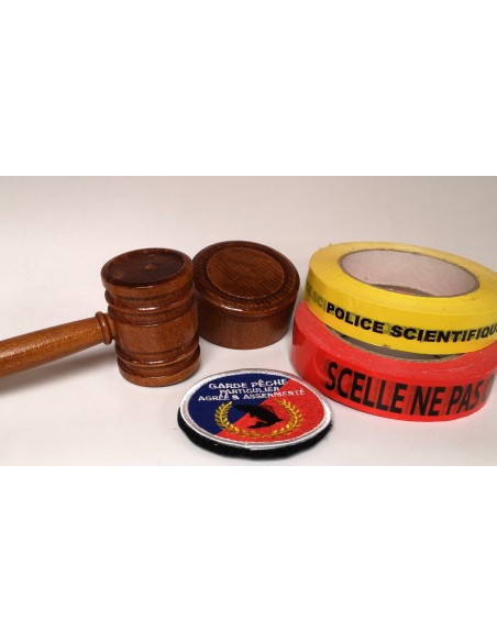 Marteau de juge ou d'enchères français avec son socle : mise en scène avec scotch de prélèvement et badge