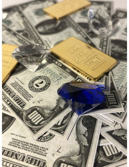 Diamant bleu saphir : lingots d'or, diamants et faux billets de dollars mélangés