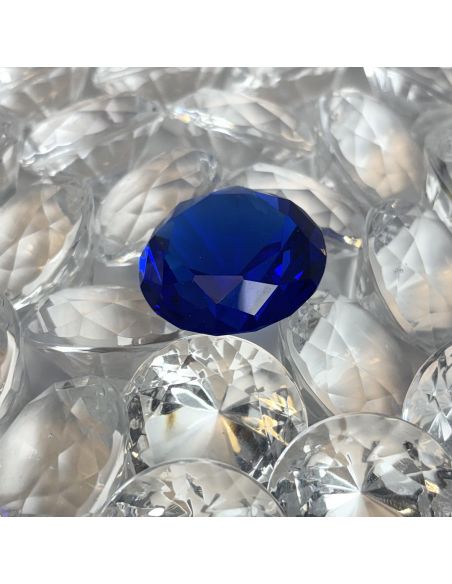 Diamant bleu saphir : gros plan sur une pierre bleue parmi des pierres transparentes