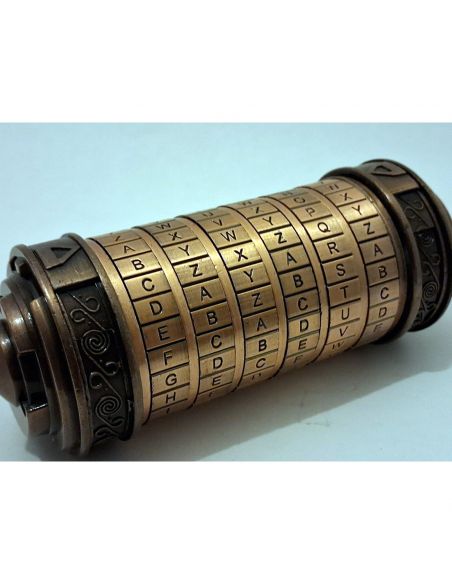 Cryptex cuivre antique, gros plan sur les lettres gravees