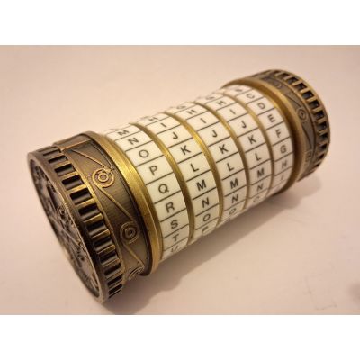 Cryptex metal cinq lettres ferme, vue trois quarts, bagues blanches sur laiton