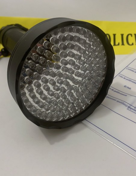 Lampe UV 128 LEDs, tête à 128 diodes vue de face, posée sur une scène de crime