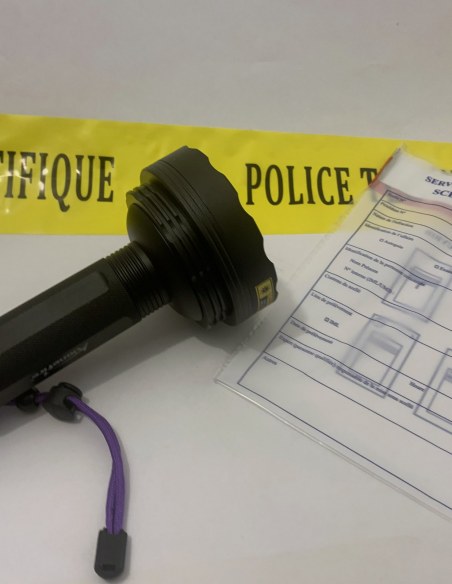 Lampe UV 128 LEDs entière avec sa dragonne, sur une bande Police technique et scientifique