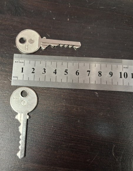 Clé passe T10 à côté d'une règle : 6 cm de long