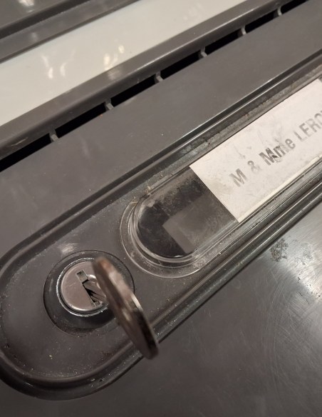 Clé passe T10 dans la serrure d'une boîte aux lettres nominative